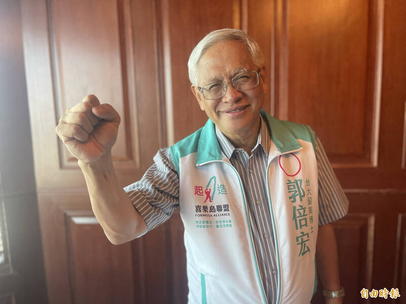 馬英九、朱立倫缺席總統府雙十慶祝大會,郭倍宏不解藍綠都是中華民國派,他是「台灣派」要為台灣正名。(記者黃良傑攝) 馬英九、朱立倫缺席總統府雙十慶祝大會,郭倍宏不解藍綠都是中華民國派,他是「台灣派」要為台灣正名。(記者黃良傑攝)