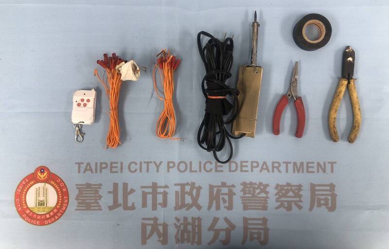 警方在劉男家中搜出遙控點火器。（記者鄭景議翻攝）