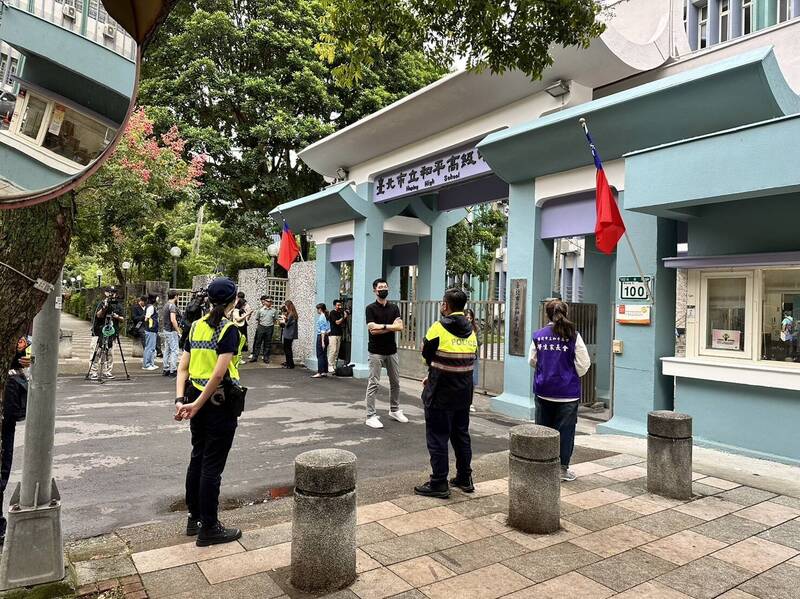 大安分局增派員警加強和平高中校園安全維護。（記者鄭景議翻攝）