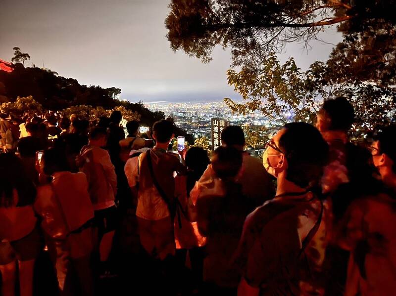 大批民眾在10日晚上前往公老坪丘逢甲紀念公園賞焰火，但前方有樹木遮擋。（圖由民眾提供）