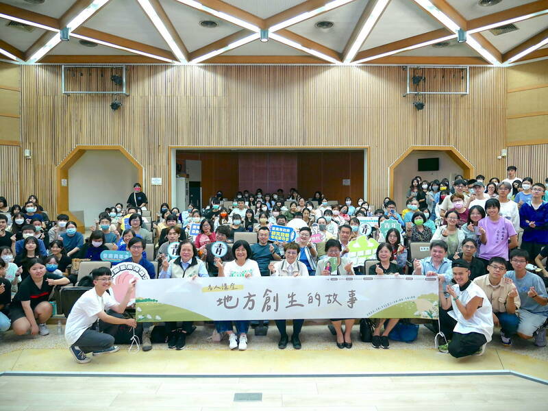 台南市府為青年注入創生實踐力，今日在台南大學舉辦創生培力交流講座。（台南市府研考會提供）