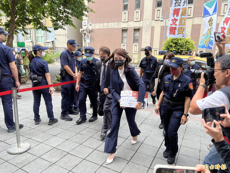 新竹市長高虹安抱著紙箱到台北地院，為自己的涉詐領助理費案辯護。（記者張文川攝）