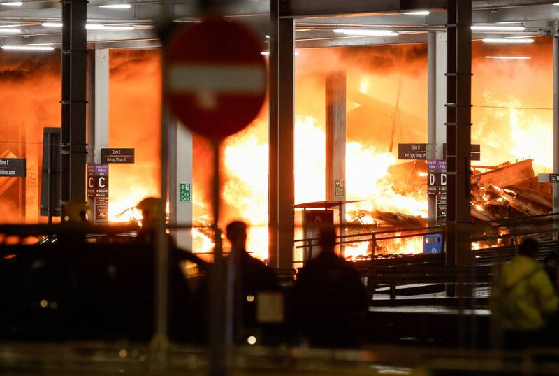 英國倫敦盧頓機場（Luton Airport）在當地時間10日晚間發生大火，停車場的部分建築因為火勢而倒塌，機場公告至當地時間11日12時前全面禁飛，呼籲旅客請勿前往與滯留。（路透）