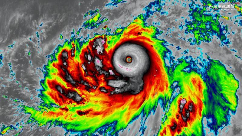 氣象粉專「台灣颱風論壇｜天氣特急」分享布拉萬的颱風眼照片，並指颱風眼清晰銳利，核心呈現正圓非常紮實，且預估還會持續增強為「強颱中的強颱」。（圖擷自臉書）