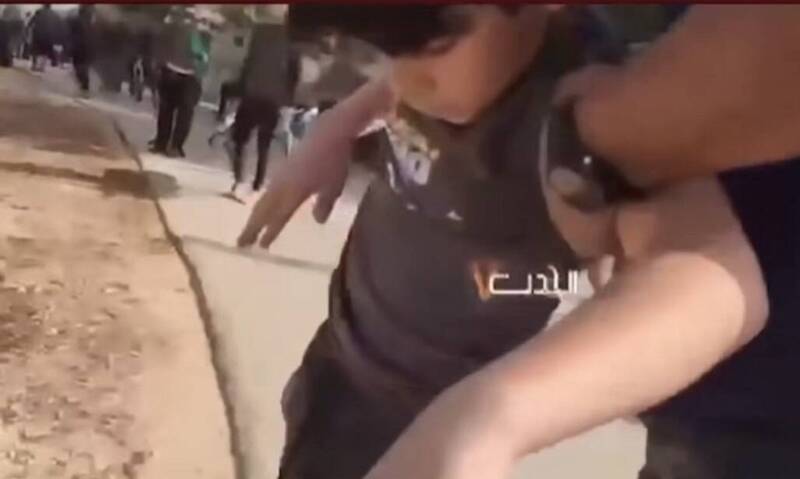 以色列南部村庄尼尔奥兹的12岁男童埃雷兹，遭哈玛斯武装分子强行带走的画面曝光。（图翻摄自Gaya Kalderon_IG）(photo:LTN)