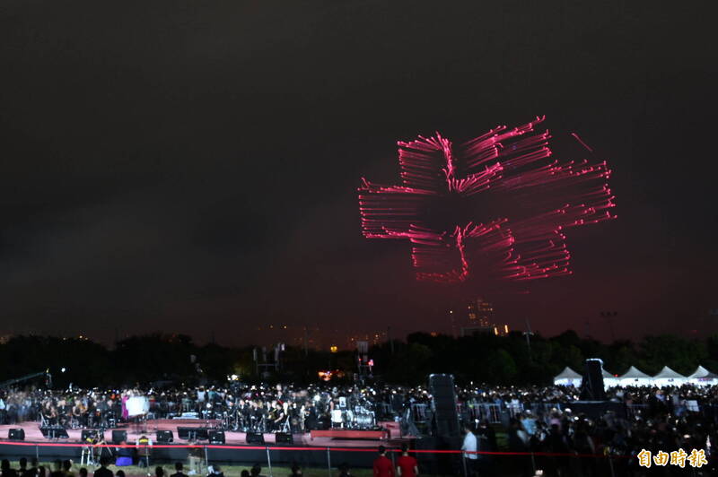 國慶焰火在台中中央公園施放，無人機表演因受到干擾，臨時取消演出。（記者廖耀東攝）