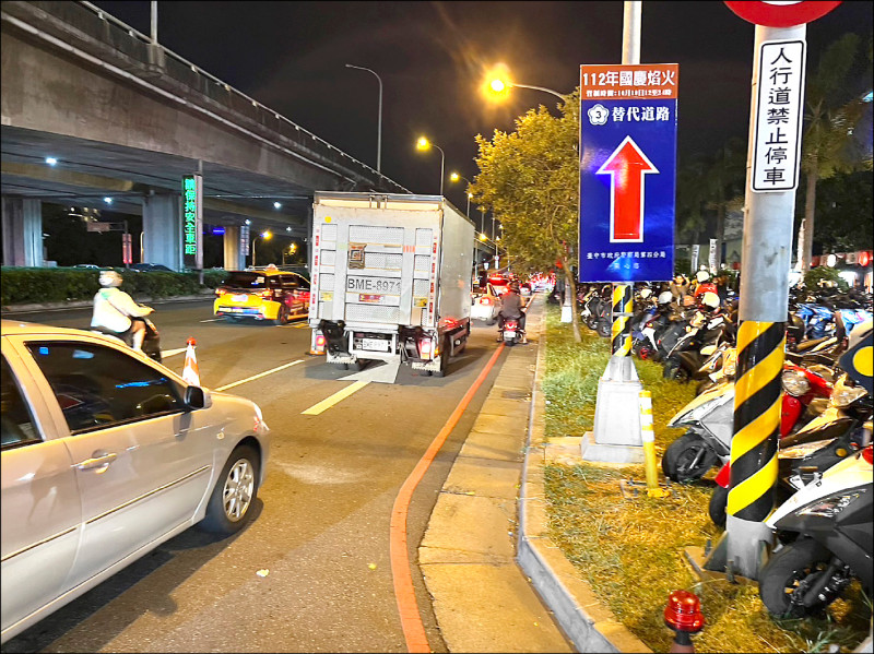 台中魚市場打造星光市集，造成周邊塞車嚴重。（議員何文海提供）