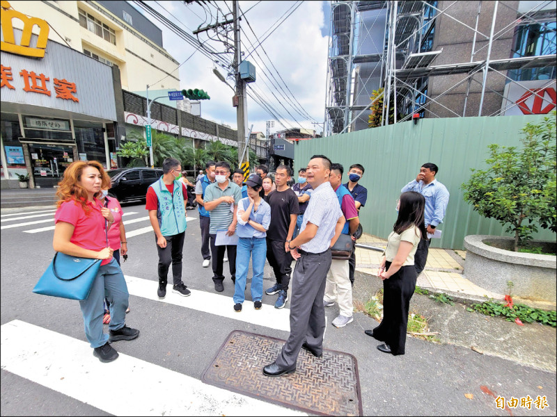 南投縣警局交通隊等相關單位昨會勘埔里鎮市區中正路與西安路一段路口，將設置市區第四處科技執法設備。（記者佟振國攝）