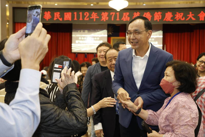 國民黨主席朱立倫今日上午參加「112年慶祝第71屆華僑節大會」時，與在場僑胞握手致意。（國民黨提供）