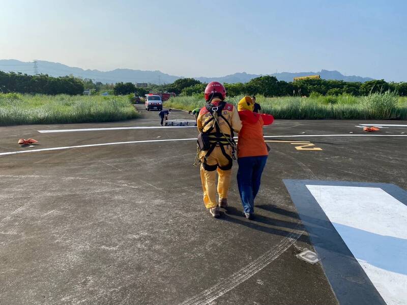 黑鷹直升機救援東郡大山女山友。（空勤總隊提供）