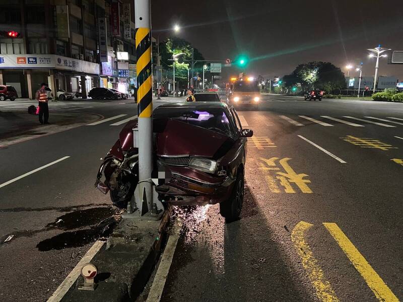 肇禍車輛車頭毀損。（民眾提供）