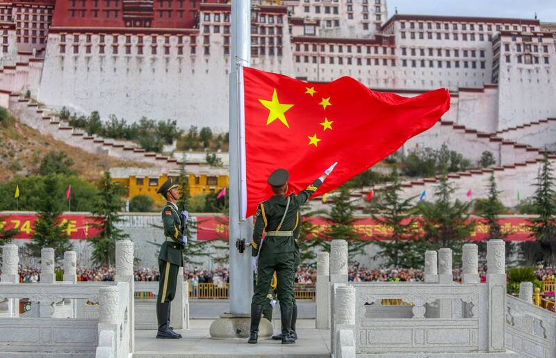 中華人民共和國建政74周年，1日在西藏首府拉薩布達拉宮前升五星旗。（歐新社）