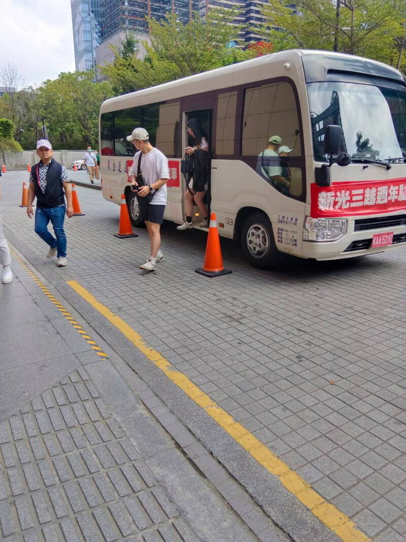 中市七期假日塞車嚴重，交通局提供往返捷運市政府站及特約停車場的免費接駁車。（市府提供）