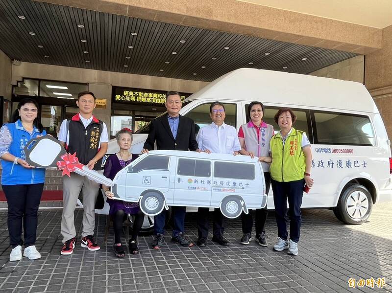 新竹縣在地企業經典不動產公司2020年捐贈新竹縣政府一輛復康巴士，今（13日） 再次發揮愛心，捐贈縣府一輛高頂復康巴士「媽祖號」。（記者廖雪茹攝）