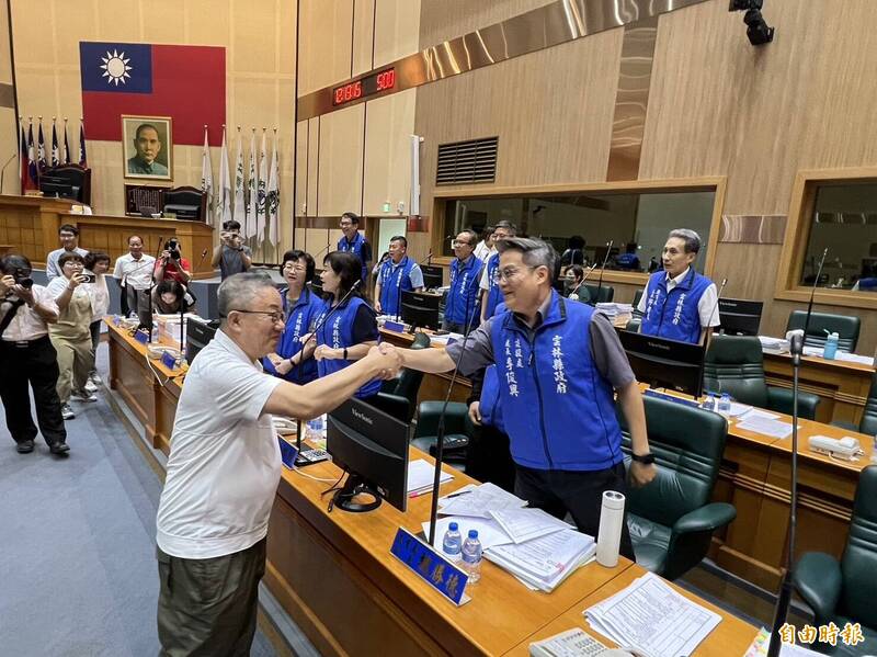 雲林縣議長沈宗隆請辭議長後走下主席台，與縣府一級主管握手致謝。（記者黃淑莉攝）