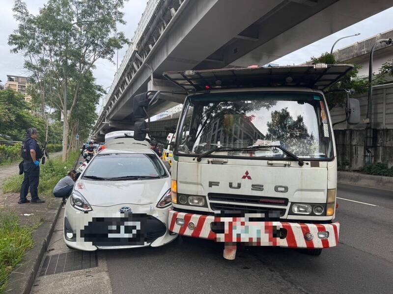 小貨車見義勇為幫忙攔住轎車。（記者鄭景議翻攝）