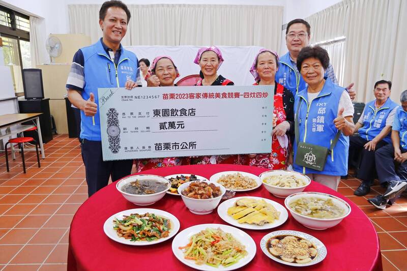 苗栗市風箏節推出客家傳統美食「四炆四炒」桌菜供訂桌，今天舉辦競賽評選出今年承攬外燴餐廳，由東園小吃勝出。（苗栗市公所提供）