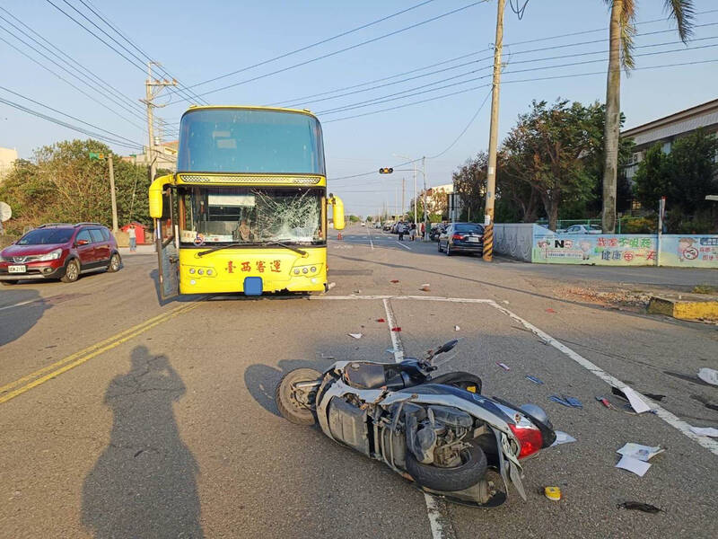 學生客運專車雲林縣元長鄉子茂村與機車路口相撞，機車騎士不治，後座乘客受傷。（民眾提供）