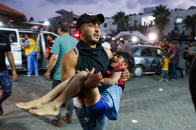 一名前往加萨走廊进行抢救的外科医生阿布西塔透露，以色列对加萨走廊进行空袭的大多数伤者，「儿童佔了30%至40%」（法新社）(photo:LTN)