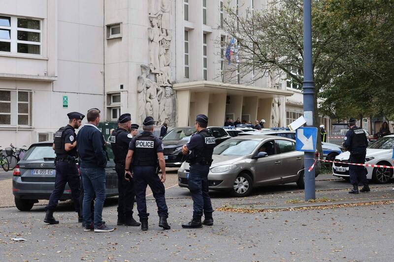法國東北部阿拉斯鎮發生命案,1名車臣男子持刀刺死教師,並砍傷2人。(法新社) 法國東北部阿拉斯鎮發生命案,1名車臣男子持刀刺死教師,並砍傷2人。(法新社)