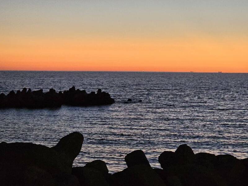 高市府強力放送茄萣濱海公園夕陽景致。（記者王榮祥翻攝）