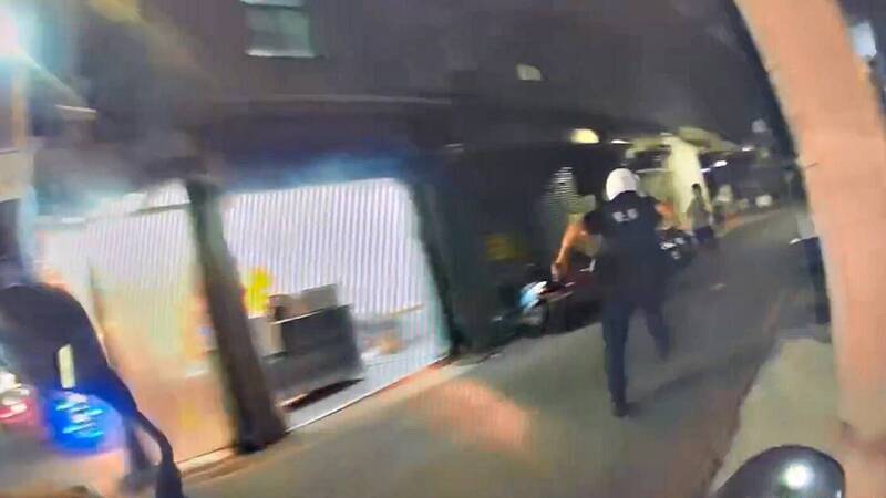 2名失聯外籍移工見警落跑,鳳山警方跑百米並呼叫警網圍捕逮人。(讀者提供) 2名失聯外籍移工見警落跑,鳳山警方跑百米並呼叫警網圍捕逮人。(讀者提供)