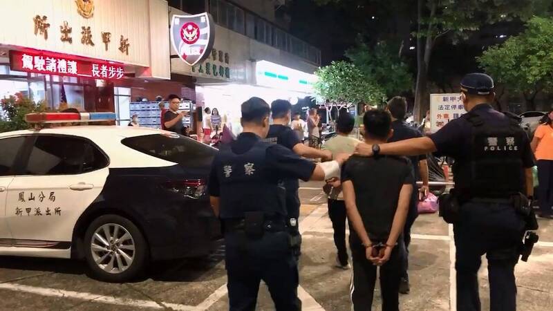 2名失聯外籍移工見警落跑,鳳山警方跑百米並呼叫警網圍捕逮人。(讀者提供) 2名失聯外籍移工見警落跑,鳳山警方跑百米並呼叫警網圍捕逮人。(讀者提供)
