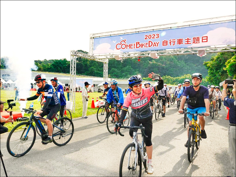 日月潭Come!BikeDay花火音樂嘉年華登場，此次推出「船騎挑戰」。（日管處提供）