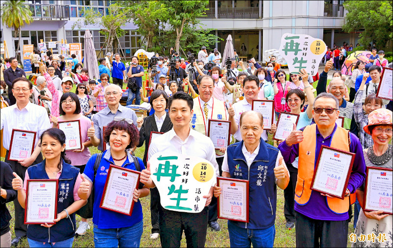 台北市長蔣萬安（前排中）昨日出席台北重陽節系列活動，希望打造北市成為「敬老、顧老、挺老、安老」的城市。（記者方賓照攝）