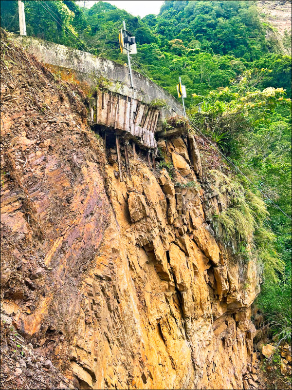 苗栗縣南庄鄉苗廿一線十四．八公里處的神仙谷路段轉彎處，路基常年受雨勢沖刷，掏空情形嚴重，危及通行安全。（縣議員楊文昌提供）