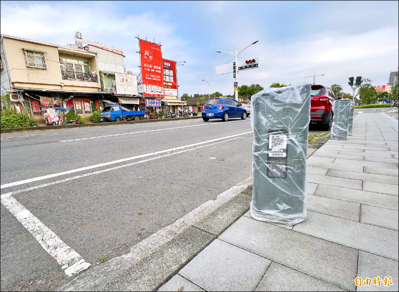 屏東市中山路等路段正架設智慧停車柱。（記者羅欣貞攝）