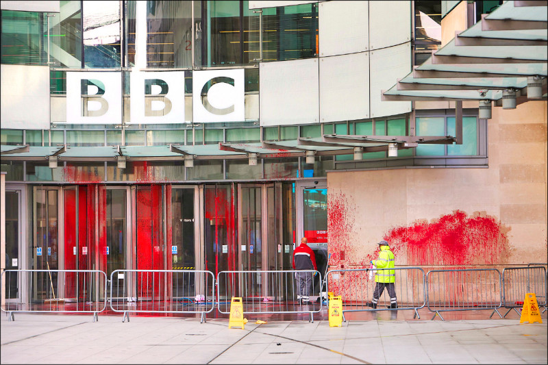 英国广播公司（BBC）伦敦办公室大楼的大门、门前地板和墙壁14日被泼红漆。（法新社）(photo:LTN)