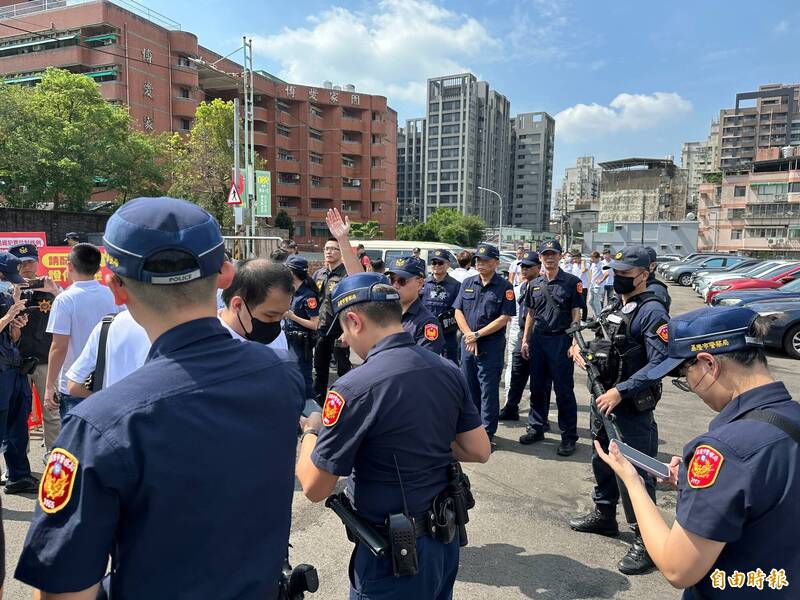 基隆警方出動180人前往現場進行盤查及管制。（記者吳昇儒攝）