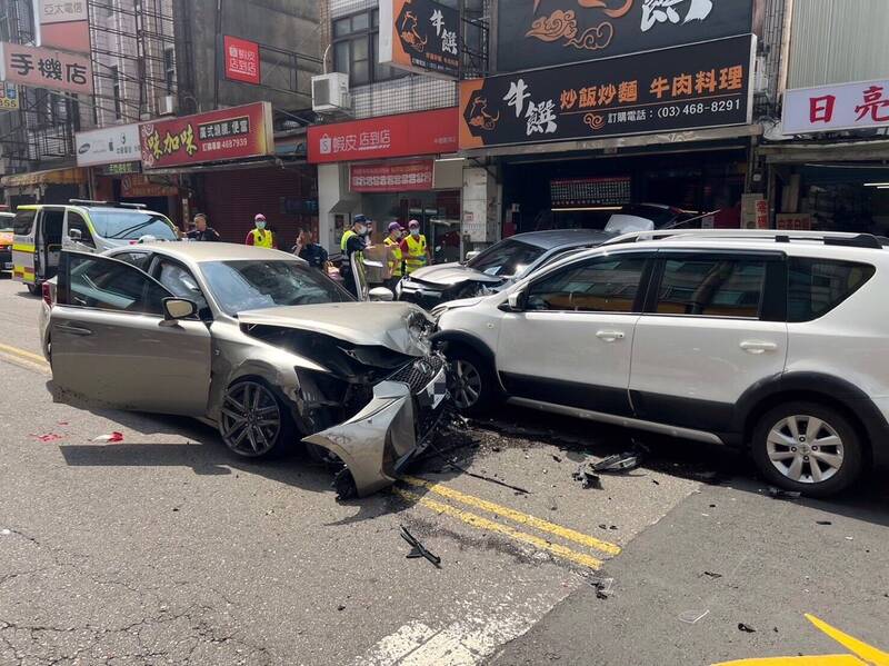 桃園中壢Lexus（左）逆向衝撞，13輛轎車、機車受波及連環撞11人受傷送醫。（記者李容萍翻攝）