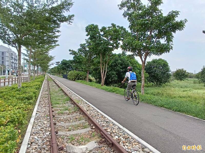 桃市府分期活化舊有桃林鐵路，打造成自行車路廊，目前已可通行至蘆竹海湖。（記者鄭淑婷攝）