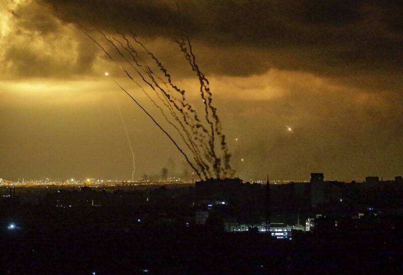 哈玛斯领袖哈尼雅今天敦促巴勒斯坦人不要在加萨「流离失所」，也不要离开被封锁的飞地前往埃及。图为14日加萨海岸一支巴勒斯坦民兵朝以色列发射火箭。（欧新社）(photo:LTN)