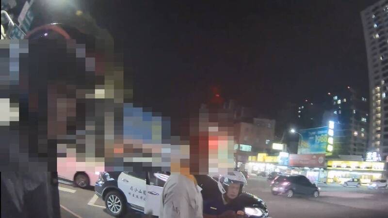 劉男騎車載吳姓友人，警方聞到吳男飄酒味，攔下查獲K盤內含毒品殘渣，將2人移請裁罰。（讀者提供）