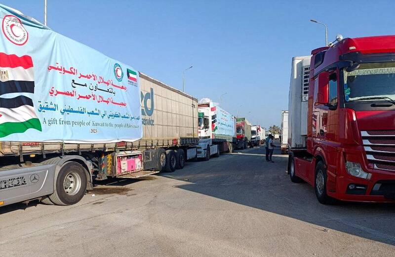 为巴勒斯坦人运送人道主义援助物资的卡车，16日大排长龙，等待进入重新开放的拉法口岸，以进入加萨南部。（路透）。(photo:LTN)