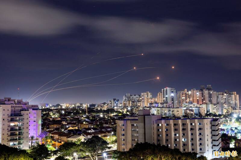 10月15日晚間，以色列南部的亞實基倫市（Ashkelon），遭到哈瑪斯新一波火箭彈襲擊，以色列動用的「鐵穹」（Iron Dome）防空系統加以攔截。（路透）