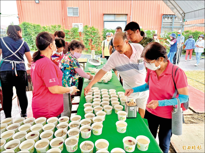 嘉義縣番路鄉農會新產品「柿霜雞湯」免費品嘗，遊客大排長龍享用。（記者蔡宗勳攝）