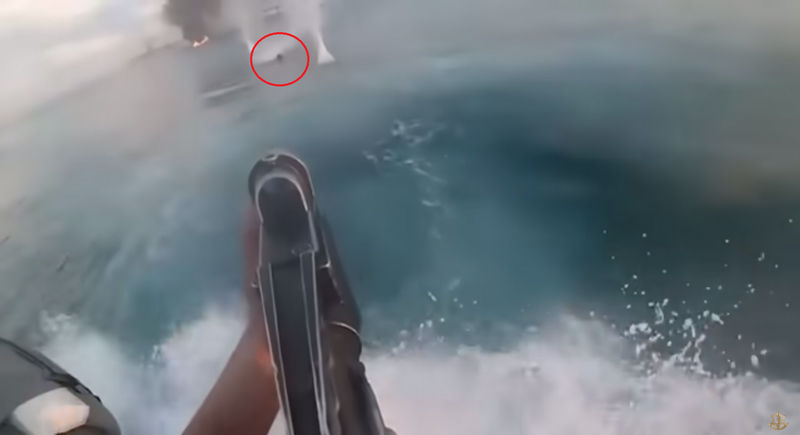 以国防军14日公布一段录影画面，为以国海军部队「Snapir」持步枪与机关枪，成功击退企图从海上渗透的哈玛斯武装份子。（图撷取自Israel Defense Forces YouTube频道）(photo:LTN)