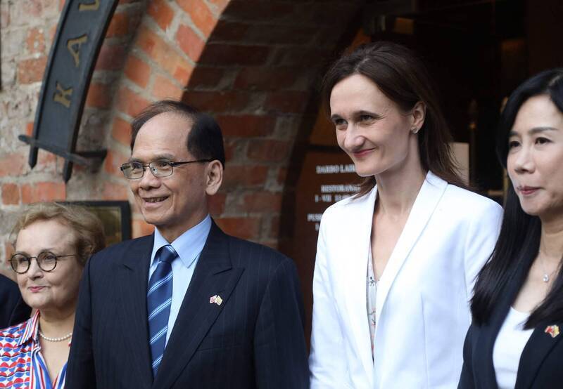立陶宛國會議長希米利特(Viktorija Čmilytė-Nielsen)(右2)將於本月訪台,立法院朝野黨團近日協商,同意24日上午邀希米利特於議場發表演講圖為去年7月立法院長游錫堃(左2)訪問立陶宛。(法新社) 立陶宛國會議長希米利特(Viktorija Čmilytė-Nielsen)(右2)將於本月訪台,立法院朝野黨團近日協商,同意24日上午邀希米利特於議場發表演講圖為去年7月立法院長游錫堃(左2)訪問立陶宛。(法新社)