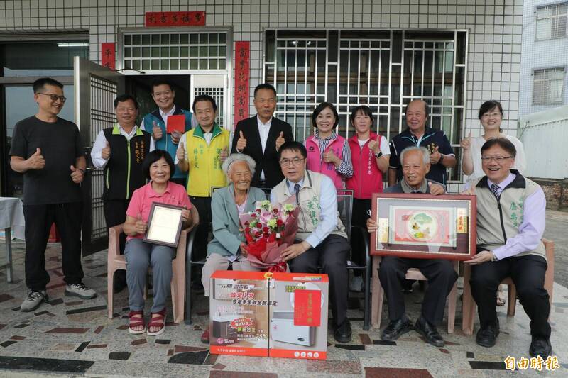 市長黃偉哲今日前往拜訪安南區100歲人瑞陳楊菜燕，並致贈重陽禮金1萬元、總統府敬老狀及金鎖片等賀禮。（記者王姝琇攝）