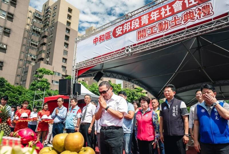 民進黨總統參選人賴清德競選辦公室批評，新北市近2年社宅興辦數量是0，市府澄清，新北市長侯友宜任內已動工2千多戶。圖為侯友宜出席中和安邦段青年社會住宅動土典禮。（新北市城鄉局提供）