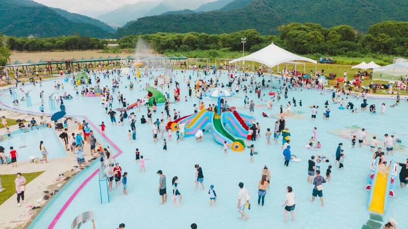 高樹鄉新豐親水公園是夢幻親子戲水樂園。（屏東縣政府提供）