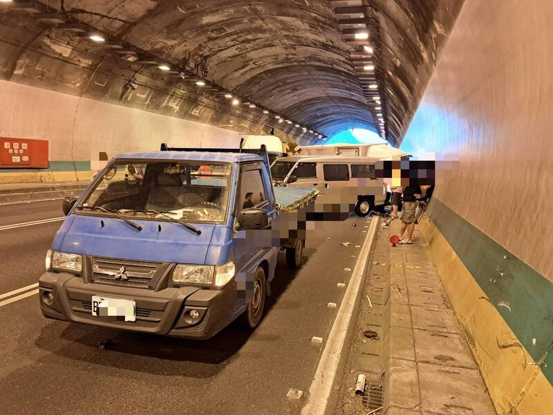 國道3號木柵隧道南下路段今天下午發生5車連環撞車禍。（記者吳仁捷翻攝）