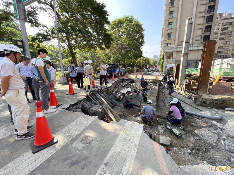 新竹縣竹北市縣政七街建案昨（17日）晚發生工務所前空地崩塌狀況，縣府當晚派員監督建設公司搶險，工務處代理處長陳盈州表示，會要求建商盡快提出搶險計畫，縣府將嚴厲監督，並依照建築法開罰。（記者廖雪茹攝）