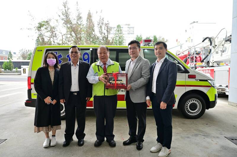 統一集團跨海捐贈救護車，由澎湖縣長陳光復代表接受。（澎湖縣政府消防局提供）