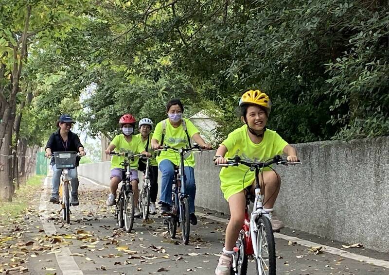 小台江親師生今天單車鐵騎探索台江內海變遷與歷史故事。（台南社大台江分校提供）