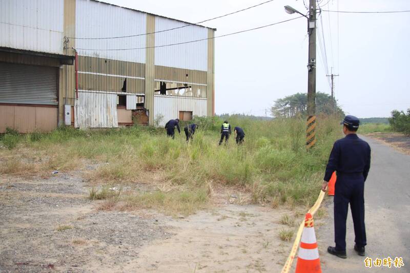 嘉義縣警方在現場搜索採證。（記者林宜樟攝）